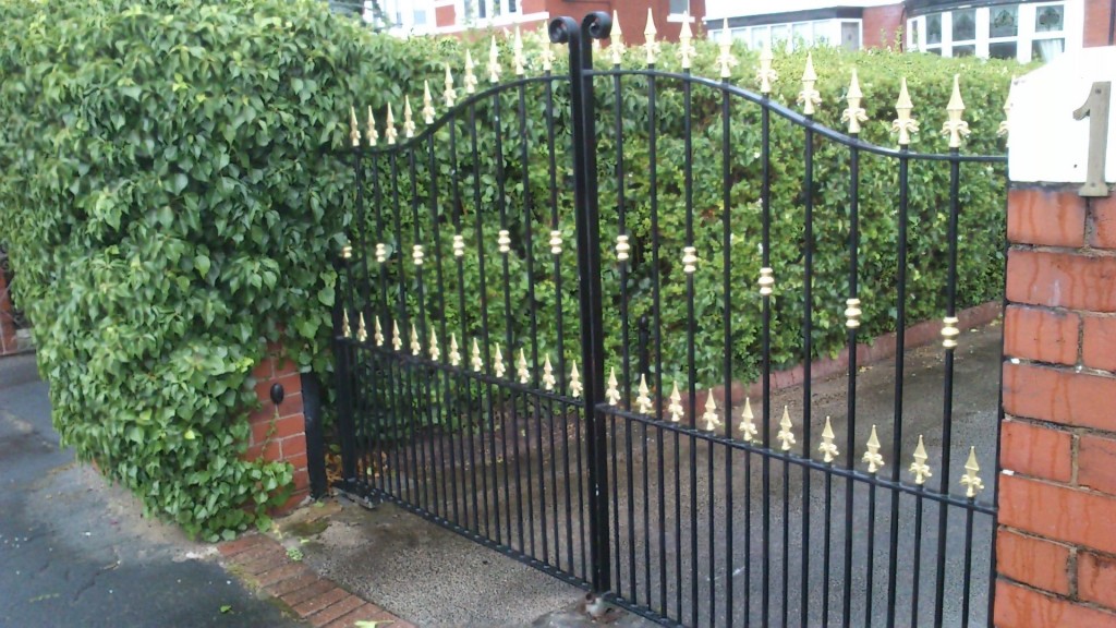 spear head arched double driveway painted gates